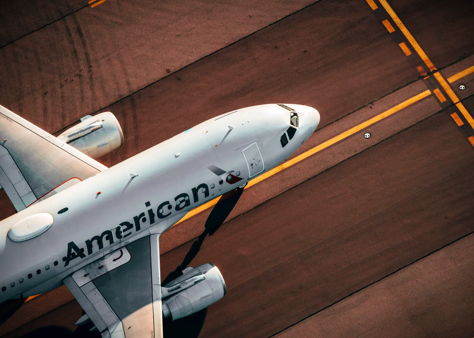 American Airlines: piloții pot lua locul pasagerilor din clasa