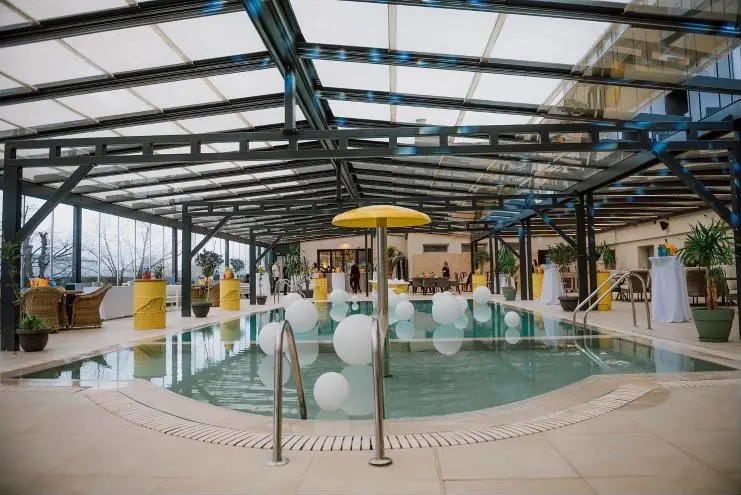 Cât costă un weekend la piscină pe litoral pentru o familie?