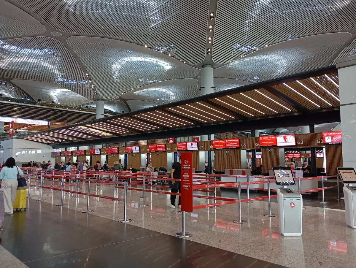 Haos la aeroporturile din Orientul Mijlociu: zeci de mii de pasageri blocați în Riyadh și Dubai