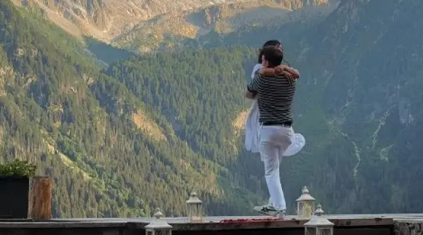 Hotelul Chalet al Foss din Italia propune pachet de lux pentru cereri în căsătorie, cu piscină cu petale de trandafir