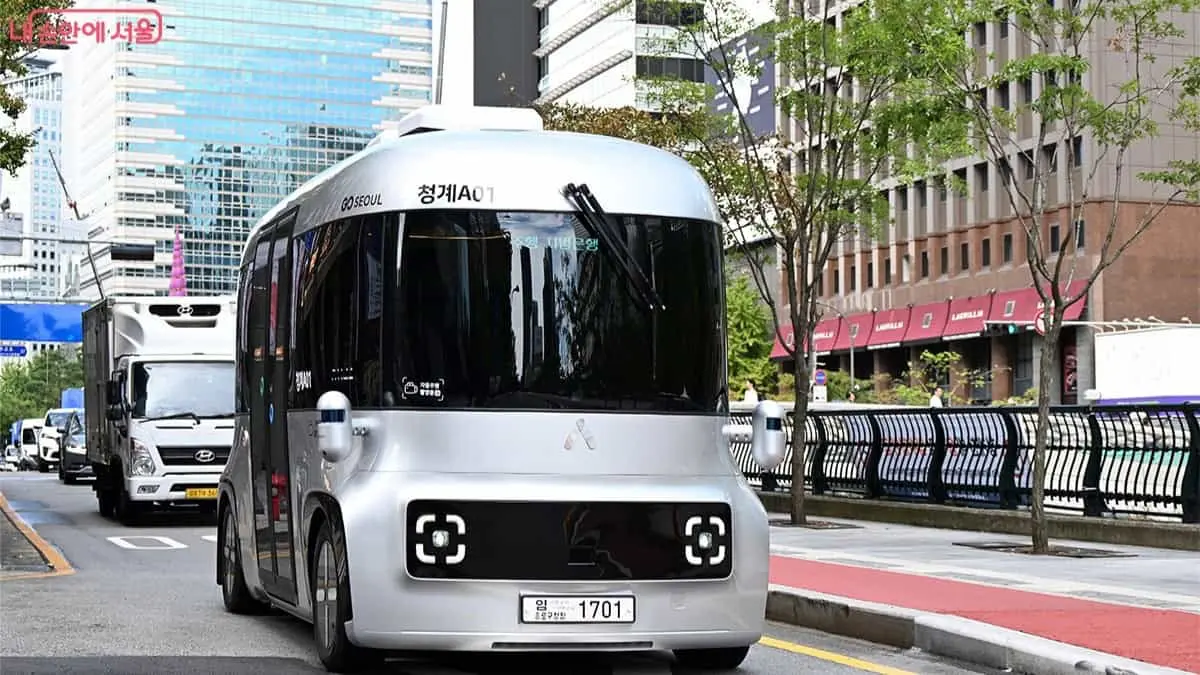 Autobuzele autonome gratuite transformă noaptea urbană