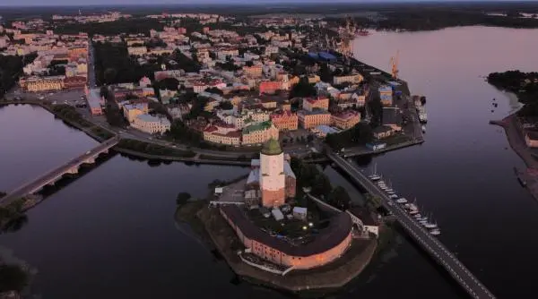 orașul rus unde granițele europene sunt închise, dar atmosfera e de Crăciun